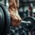 Trening bicepsów nachwytem: techniki, korzyści i błędy do uniknięcia